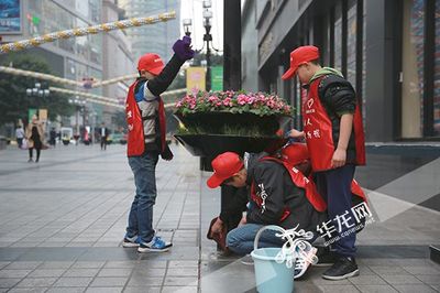弘扬雷锋精神 重庆市儿童爱心庄园孩子们走上街头参与环卫保洁